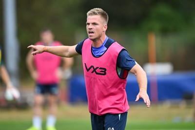 280726 - Picture shows new Scarlets Signing Gareth Anscombe during a training session