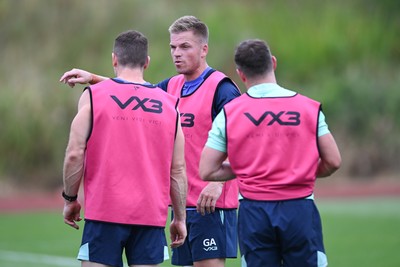 280726 - Picture shows new Scarlets Signing Gareth Anscombe during a training session