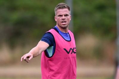 280726 - Picture shows new Scarlets Signing Gareth Anscombe during a training session