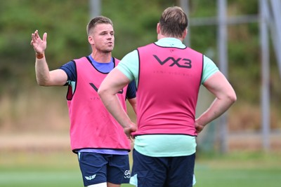 280726 - Picture shows new Scarlets Signing Gareth Anscombe during a training session