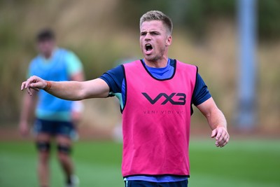 280726 - Picture shows new Scarlets Signing Gareth Anscombe during a training session