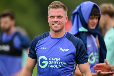 280726 - Picture shows new Scarlets Signing Gareth Anscombe during a training session