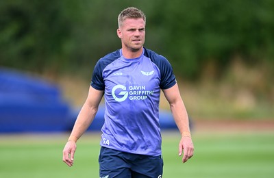 280726 - Picture shows new Scarlets Signing Gareth Anscombe during a training session