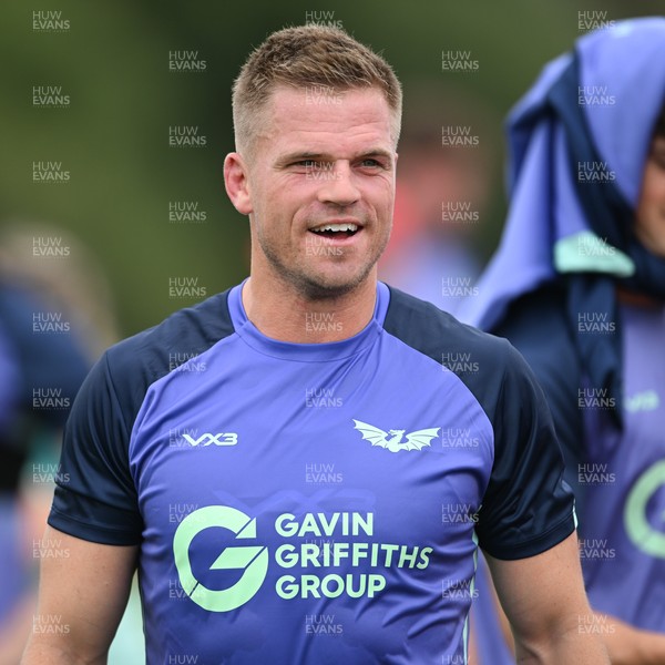 280726 - Picture shows new Scarlets Signing Gareth Anscombe during a training session