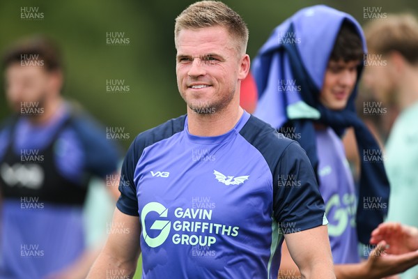 280726 - Picture shows new Scarlets Signing Gareth Anscombe during a training session