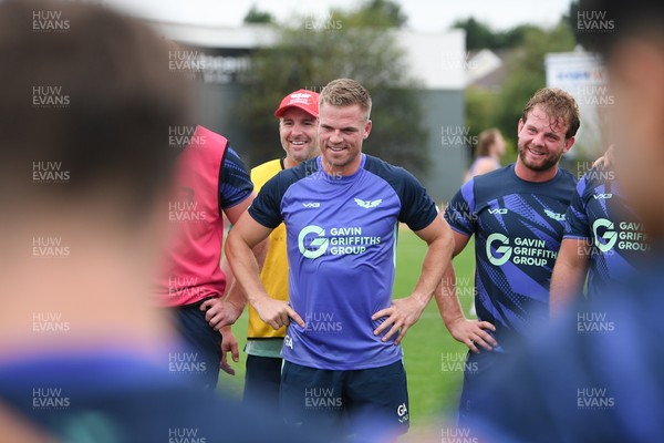 280726 - Picture shows new Scarlets Signing Gareth Anscombe during a training session