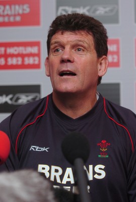 31.10.06 - Wales Rugby Press Conf. - Wales Coach, Gareth Jenkins talks to the press at a press conference at the Vale Hotel, South Wales 