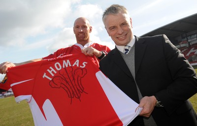 05.03.10 - Crusaders Rugby League Press Conference - Gareth Thomas who has signed for Crusaders Rugby League today with head coach Brian Noble(R). 