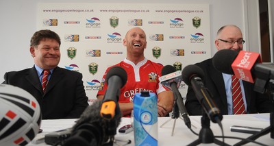 05.03.10 - Crusaders Rugby League Press Conference - Gareth Thomas who has signed for Crusaders Rugby League today, with Chairman Ian Roberts(L) and Chief Executive Paul Retout. 