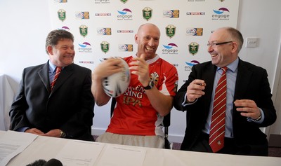 05.03.10 - Crusaders Rugby League Press Conference - Gareth Thomas who has signed for Crusaders Rugby League today, with Chairman Ian Roberts(L) and Chief Executive Paul Retout. 