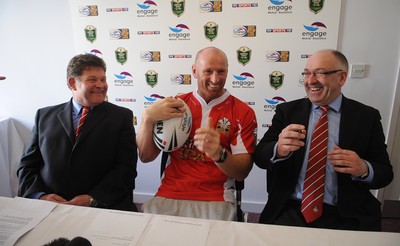 05.03.10 - Crusaders Rugby League Press Conference - Gareth Thomas who has signed for Crusaders Rugby League today, with Chairman Ian Roberts(L) and Chief Executive Paul Retout. 