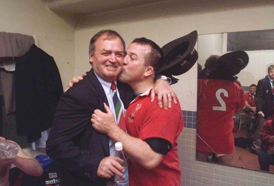 120699 - Argentina v Wales - Wales coach Graham Henry gets a celebratory kiss from try scorer Garin Jenkins