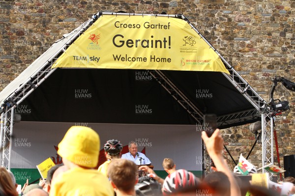 090818 - Geraint Thomas Homecoming welcome -  Max Boyce reads his ode to Geraint Thomas  during the homecoming welcome