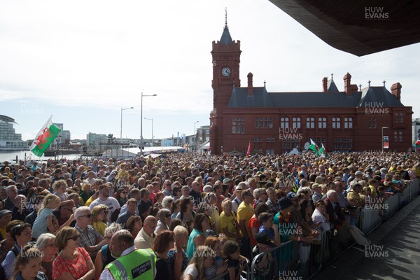 090818 - Geraint Thomas Homecoming Event, Senedd, Cardiff Bay - Crowds gather to celebrate Welsh Tour de France winner Geraint Thomas as he is welcomed onto the steps of the Senedd in Cardiff Bay as the nation celebrates his victory in the 2018 Tour de France