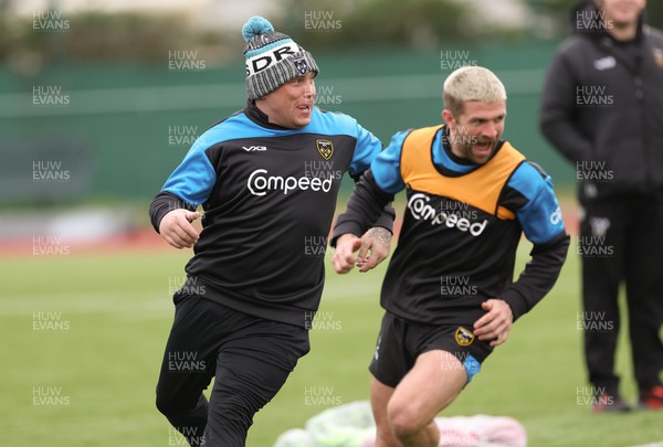 280223 - Gerwyn Price visits the Dragons RFC - Former PDC World Champion and current world number 4 Gerwyn Price takes part in a Dragons RFC training session during a visit to the team’s training centre