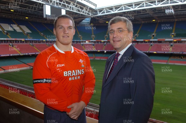 12.11.07 - Wales Rugby Press Conference - Rick White of Invesco Perpetual congratulates Gethin Jenkins on being named Wales captain against South Africa 