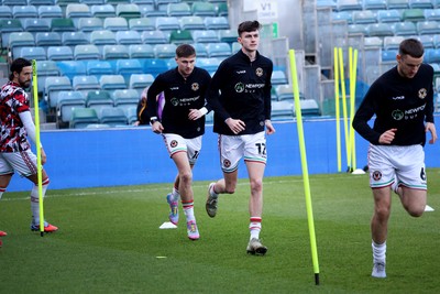 170126 - Gillingham v Newport County - Sky Bet League 2 - Newport players warm up 