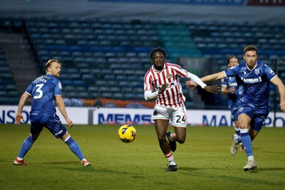 170126 - Gillingham v Newport County - Sky Bet League 2 - Nathaniel Opoku of Newport County