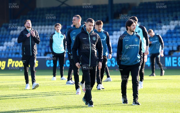 170126 - Gillingham v Newport County - Sky Bet League 2 - Newport players check out the pitch
