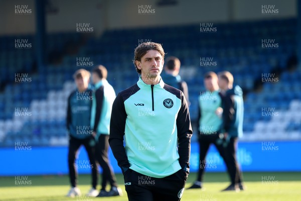 170126 - Gillingham v Newport County - Sky Bet League 2 - Newport players check out the pitch
