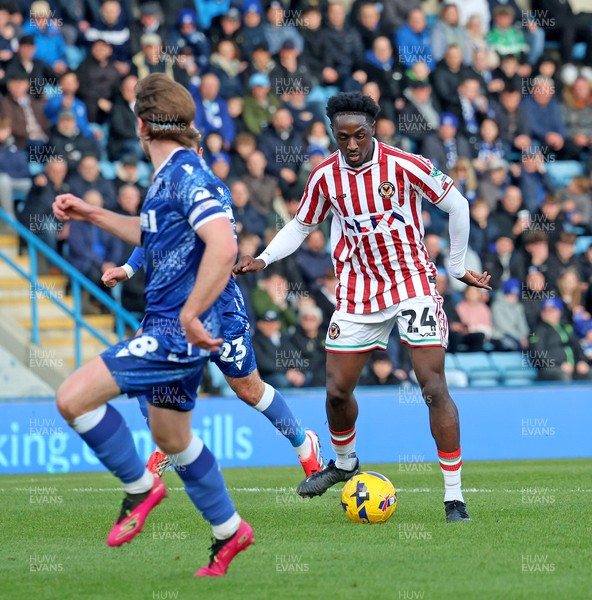 170126 - Gillingham v Newport County - Sky Bet League 2 - Nathanial Opoku of Newport County 
