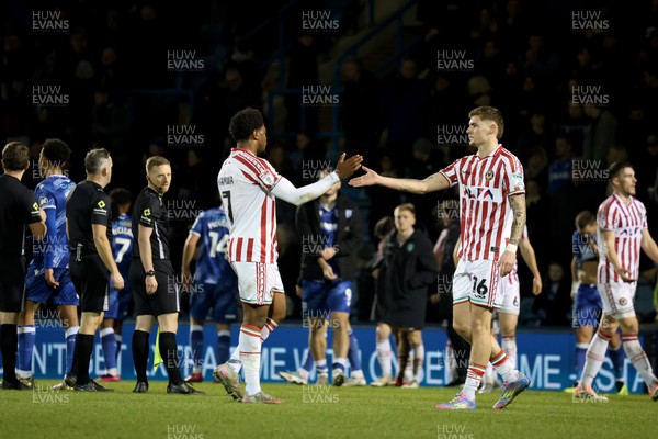 170126 - Gillingham v Newport County - Sky Bet League 2 - Handshakes at the end