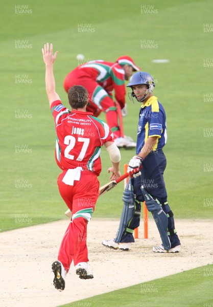 15.07.11 - Glamorgan Dragons v Gloucestershire Gladiators, Friends Life t20 -  Glamorgan's Alex Jones celebrates after bowling Gloucestershire's Chris Taylor 