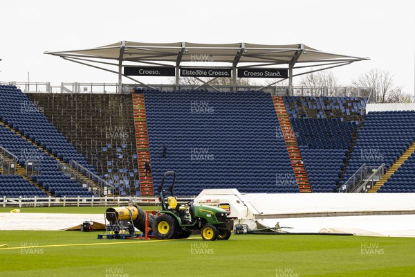 010423 - Glamorgan v Cardiff UCCE - Preseason Friendly - New Seating being installed in the Croeso stand 