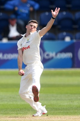 040525 - Glamorgan v Derbyshire - Rothesay County Championship - Andy Gorvin of Glamorgan bowling