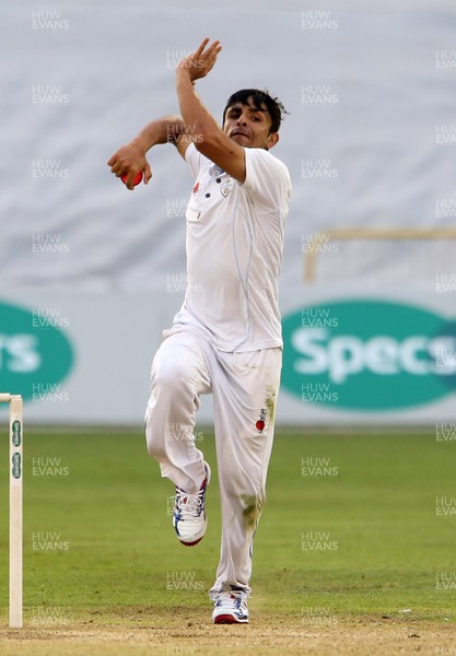 270617 - Glamorgan v Derbyshire - Specsavers County Championship Division Two - Hamidullah Qadri of Derbyshire bowling