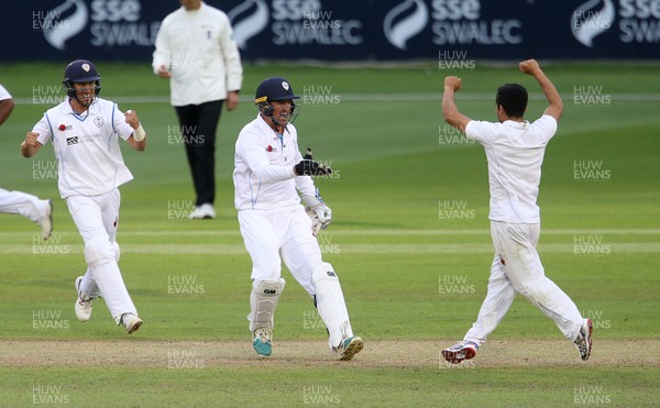 290617 - Glamorgan v Derbyshire - Specsavers County Championship Division Two - Daryn Smit of Derbyshire celebrates with Hamidullah Qadri as they win the game