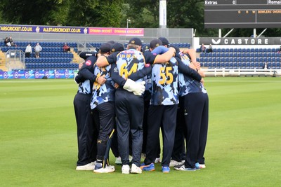 060625 - Glamorgan v Essex - T20 Vitality Blast - Glamorgan huddle