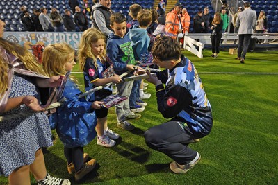 060625 - Glamorgan v Essex - T20 Vitality Blast - Ned Leonard of Glamorgan with fans at full time