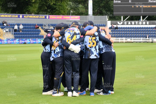 060625 - Glamorgan v Essex - T20 Vitality Blast - Glamorgan huddle