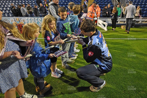 060625 - Glamorgan v Essex - T20 Vitality Blast - Ned Leonard of Glamorgan with fans at full time