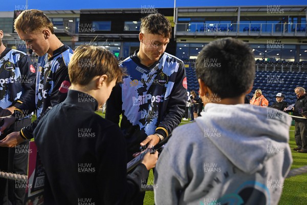 060625 - Glamorgan v Essex - T20 Vitality Blast - Ned Leonard of Glamorgan with fans at full time
