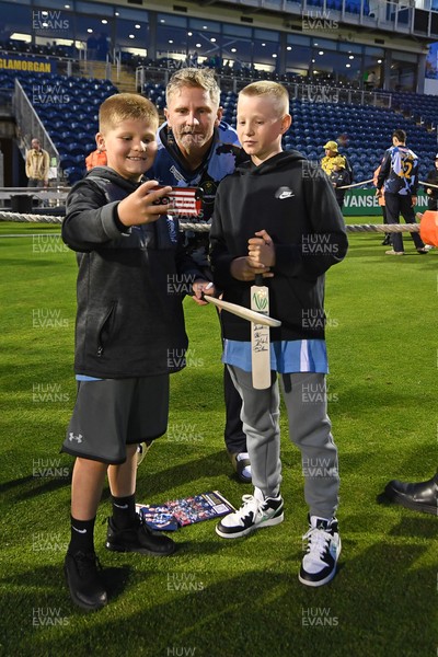 060625 - Glamorgan v Essex - T20 Vitality Blast - Timm Van Der Gugten of Glamorgan with fans at full time