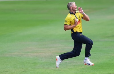 070826 - Glamorgan v Essex, Metro Bank One Day Cup - Timm van der Gugten of Glamorgan bowls
