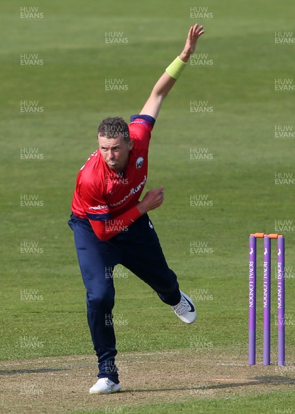 170419 - Glamorgan Cricket v Essex - Royal London One-Day Cup - Peter Siddle of Essex bowling
