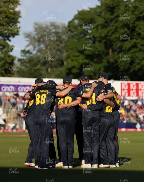 020622 - Glamorgan Cricket v Essex Eagles - Vitality T20 Blast - Glamorgan team huddle