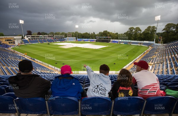 090819 - Glamorgan v Essex Eagles, Vitality Blast - Fans look on in anticipation of play as the covers are in place ahead of the start of match