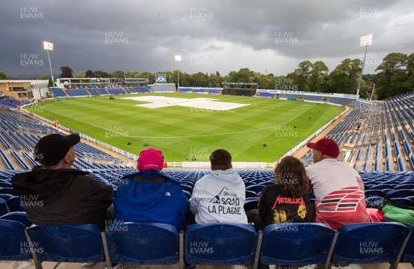 090819 - Glamorgan v Essex Eagles, Vitality Blast - Fans look on in anticipation of play as the covers are in place ahead of the start of match