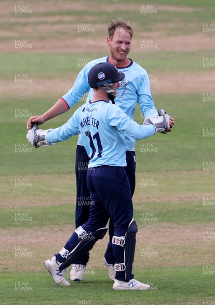 160821 - Glamorgan v Essex Eagles - Royal London One-Day Cup - Tom Westley of Essex celebrates with Adam Wheater after he takes the wicket of Adam Wheater