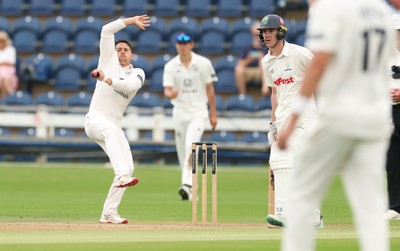 010725  Glamorgan v Gloucestershire, Rothesay County Championship Division 2 - Graeme Van Buuren of Gloucestershire bowls