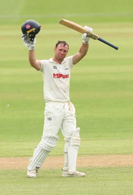 010725  Glamorgan v Gloucestershire, Rothesay County Championship Division 2 - Colin Ingram of Glamorgan celebrates as he makes his 100