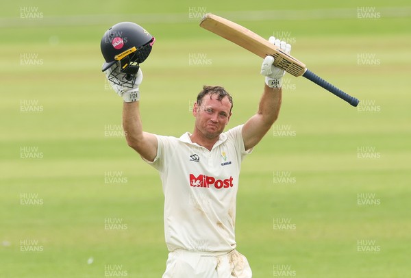010725  Glamorgan v Gloucestershire, Rothesay County Championship Division 2 - Colin Ingram of Glamorgan celebrates as he makes his 100