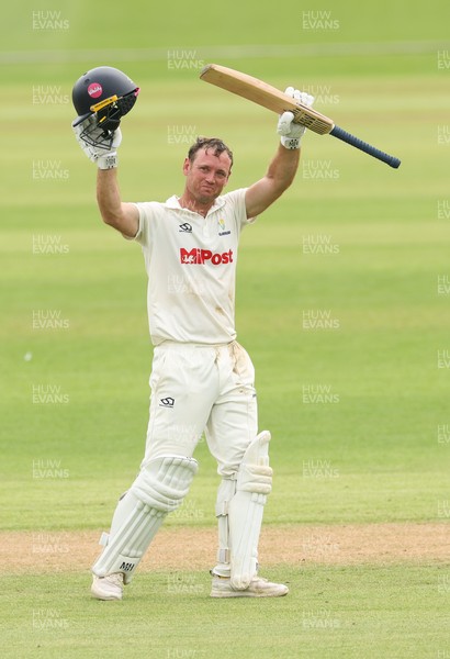010725  Glamorgan v Gloucestershire, Rothesay County Championship Division 2 - Colin Ingram of Glamorgan celebrates as he makes his 100