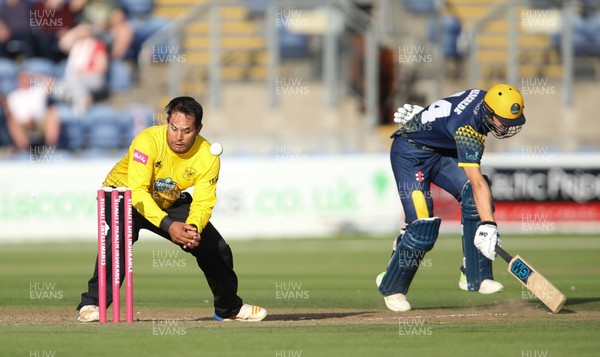 030818 - Glamorgan v Gloucestershire, Vitality Blast - Craig Meschede of Glamorgan survives a run out attempt from Kieron Noema-Barnett of Gloucestershire