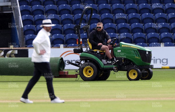 060423 - Glamorgan v Gloucestershire - LV= County Championship - Grounds staff prepare to cover the pitch as the rain falls