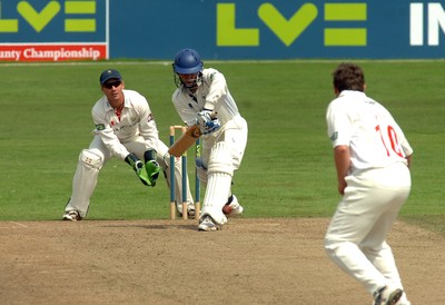 15.08.08 .. Glamorgan v Gloucestershire, LV County Championship, Swalec Stadium, Cardiff. -  Gloucestershire's Chris Taylor  taking a ball from Glamorgans Robert Croft as keeper  Mark Wallace waits  